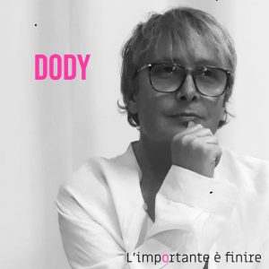 Scopri di più sull'articolo Dody, trasformista e cantante,  ritorna con la cover di “L’importante è finire”