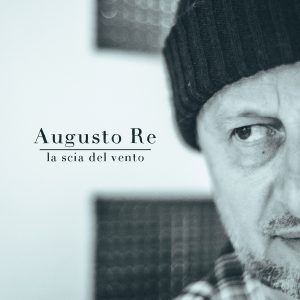 Scopri di più sull'articolo Augusto Re è online con il nuovo singolo “La scia del vento”, title track del nuovo disco in uscita